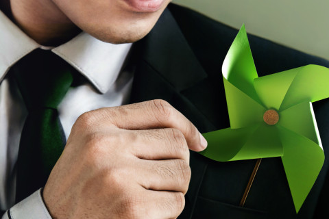 Mies ja vihreä hyrrä.