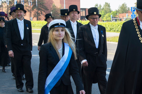 Airut promootiokulkueessa.