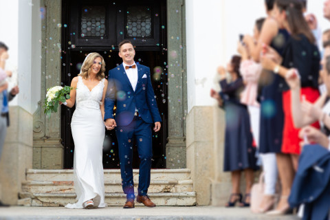 Hääpari tulee kirkosta.