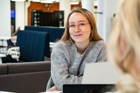 UEF-lähettiläs Katja Peltola pöydän ääressä