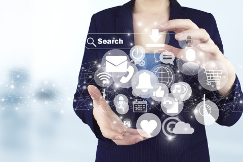 Henkilö pitää käsissään somekuvakkeiden pilveä.