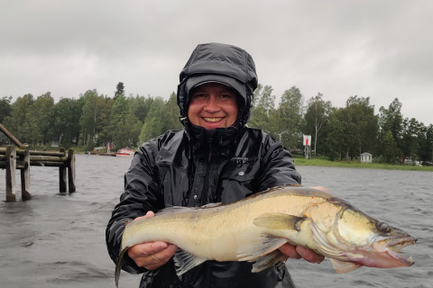 Kalastaja ja kala. Kuva Teppo Puolakka.