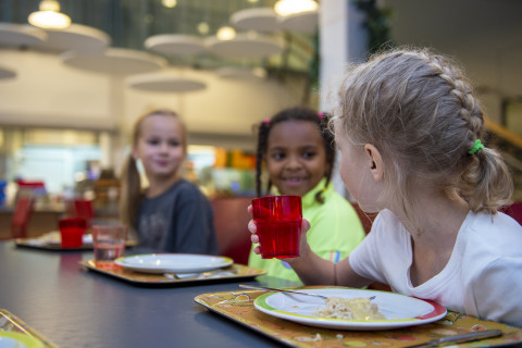 Oppilaat ruokailemassa.