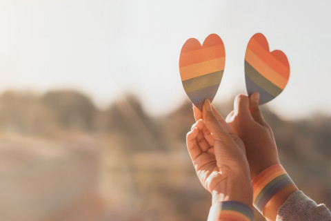 Sydämet sateenkaarivärein.