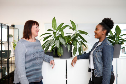 Opo keskustelee avoimen yliopiston opiskelijan kanssa toimistossa