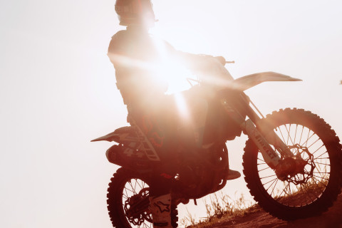 Motocross-ajaja vastavalossa.