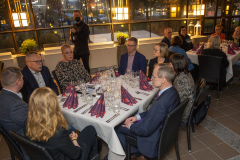 People in the restaurant.