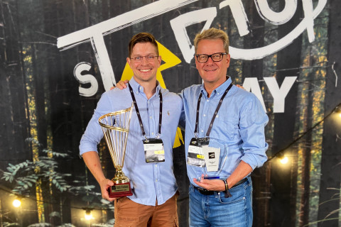 UCOT-tiimin edustajat, tutkijat Pauli Turunen ja Seppo Honkanen vastaanottivat palkinnon.