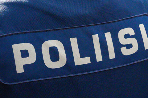 Poliisi teksti takin selässä.
