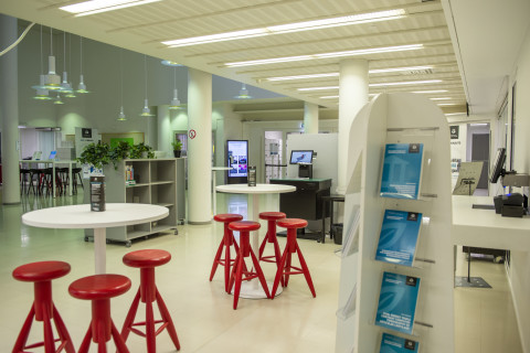 Joensuun kampuskirjaston aula