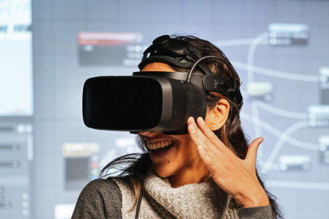 Nainen katsoo VR-lasien kautta.