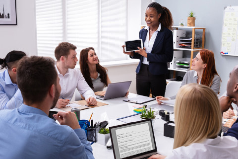 Ihmisiä kokouksessa.