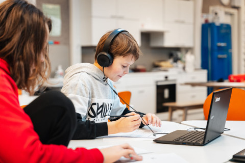 Oppilas tekee koulutehtävää.