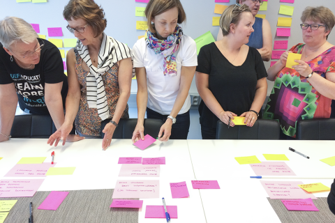 ihmisiä työpajassa