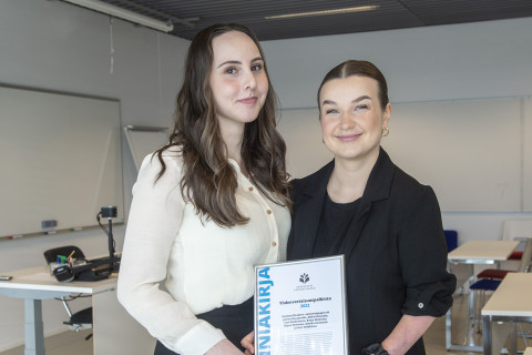 Yhdenvertaisuuspalkinnon saajista kuvassa Suvi Heikkinen ja Najua Shweeke.