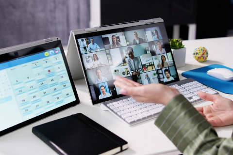 Etätyötä kahdella päätelaitteella.