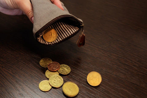 Kukkaro ja kolikoita.