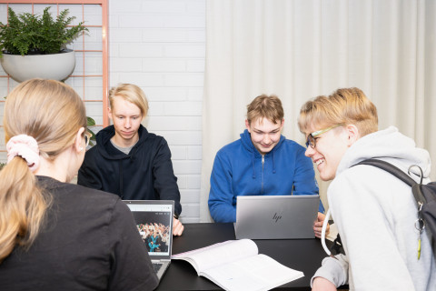 Norssin lukiolaiset opiskelemassa tietokoneilla.
