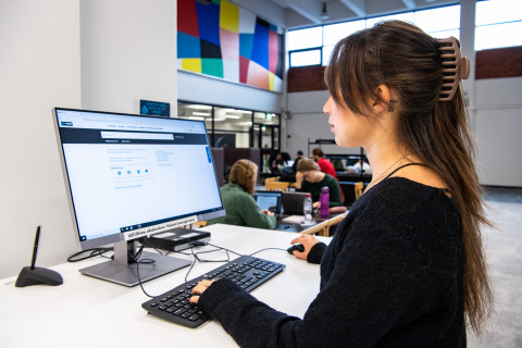 A person is using UEF Primo website at the Kuopio Campus Library.