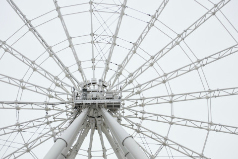 Lineaarialgebraan kaukaisesti liittyvä kuvituskuva. Unsplash, Fernando Reyes, https://unsplash.com/photos/a-large-white-ferris-wheel-on-a-cloudy-day-iC1vVvrmNUM