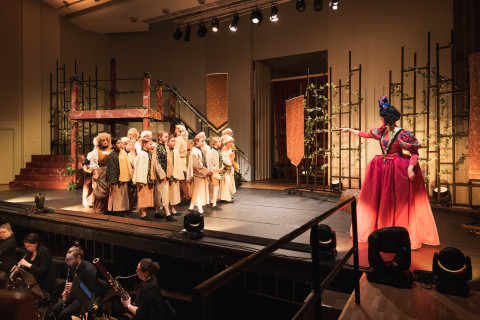 Lapsikuoro ja solisti Saapasjalkakissa-oopperassa.