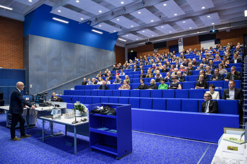 Arto Urtti Kuopion farmasian 50-vuotisjuhlaseminaarissa.