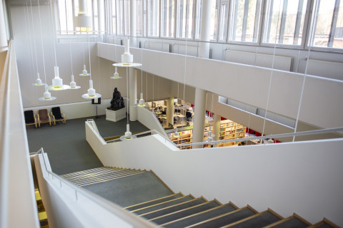 Joensuun kampuskerroksen portaat kolmannesta kerroksesta kuvattuna