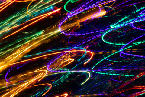 Monivärisiä kaarevia viivoja.