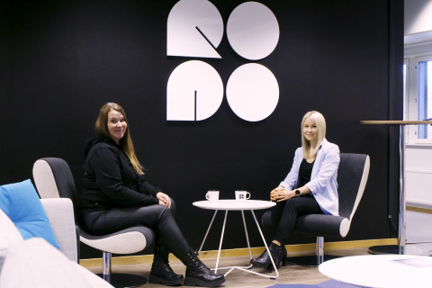 Kouluttaja Virpi Moilanen ja Ropo Capitalin HR-päällikkö Jenna Kokkonen keskustelevat kielivalmennuksista.