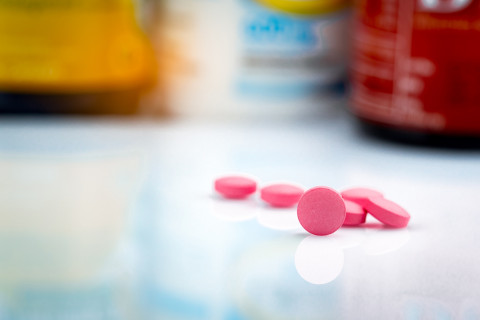 Lääkepillereitä pöydällä.