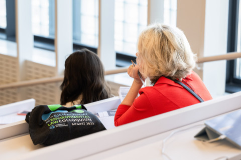 Opiskelijat kuuntelemassa luentoa.