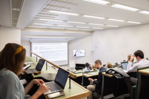 Opiskelijat kuuntelemassa luentoa.