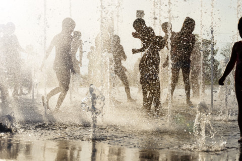People in water fountain. Photo: Mostphotos.