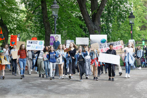 Nuoret osoittaa mieltä ulkona. 