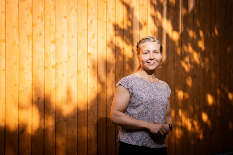 Hanna Paananen ulkoseinustalla