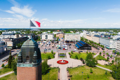 Ilmakuva Joensuun kesäisestä keskustasta.