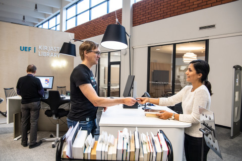 Asiakaspalvelutilanne kirjastossa.