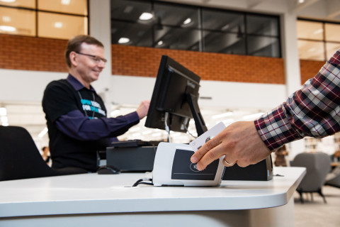 Maksutilanne kirjastossa.