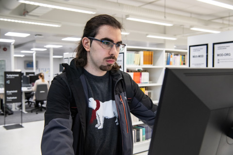 Opiskelija kirjastossa.