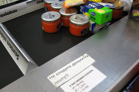 Ruokaostokset liukuhihnalla.