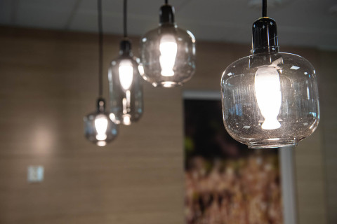 Neljä kattolamppua, joissa on valot.