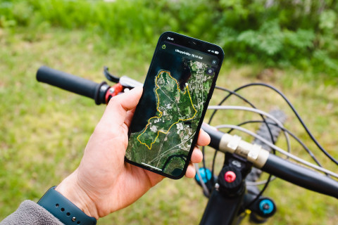Puhelimella näkyy maastopyörällä ajettu luontopolku.