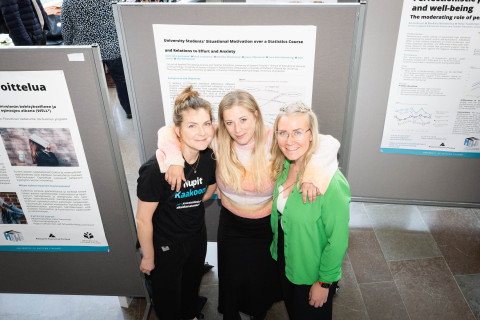 Kasvatustieteen tutkijat posterinäyttelyssä.