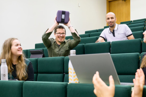 opiskelijoita luentosalissa