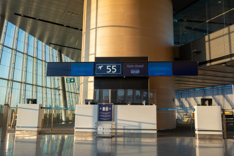 Lähtöportti lentokentällä.