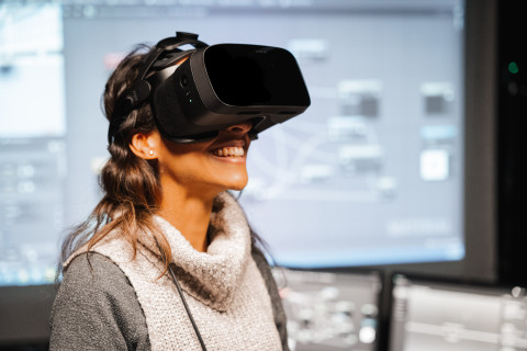 Student wearing VR-glasses