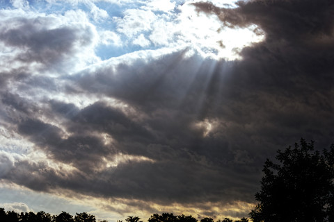 Auringon säteet pilvien takaa.