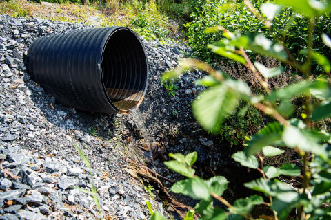 Vettä valuu hulevesiputkesta.