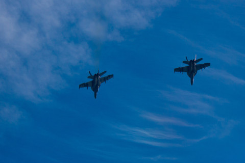 Kaksi Hornet-hävittäjää taivaalla.