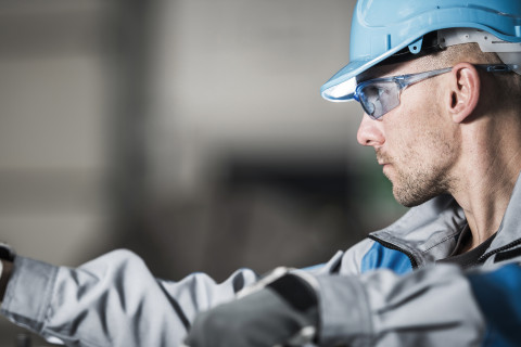 Metalliteollisuuden työntekijä suojavarusteissa.